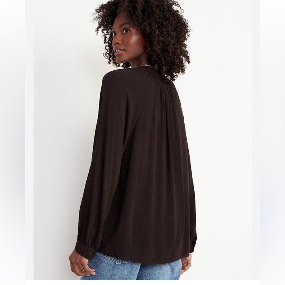 Old Navy Spkit neck long sleeve button front in black. NWT .‎ Retail 39.99